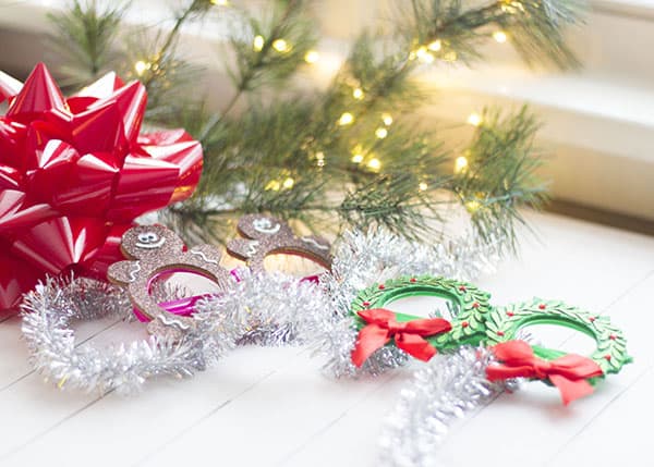 festive-decorations-Christmas-caroling