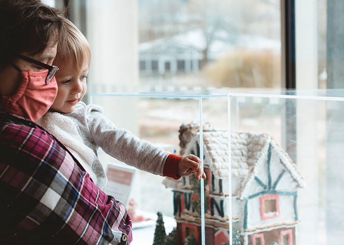 TODDLER AT MUSEUM