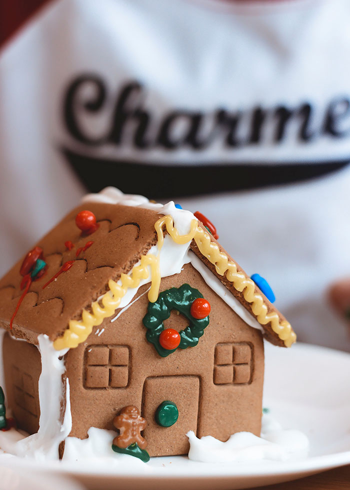 DECORATED GINGERBREAD HOUSE