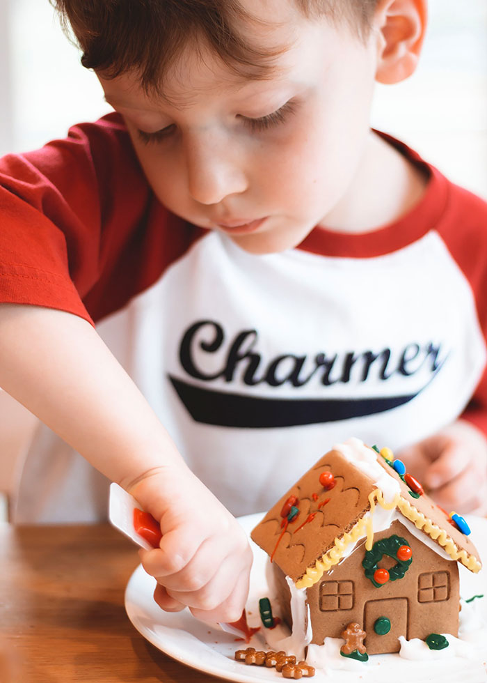 TODDLER DECORATING GINGERBREAD HOUSE