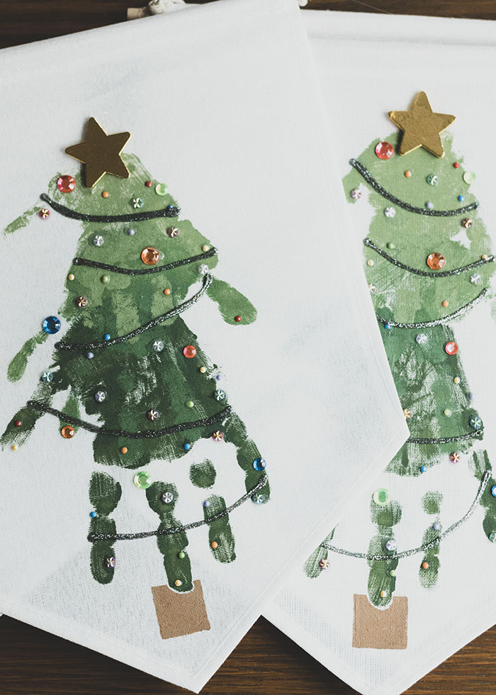 COMPLETED HANDPRINT CHRISTMAS TREE CRAFT